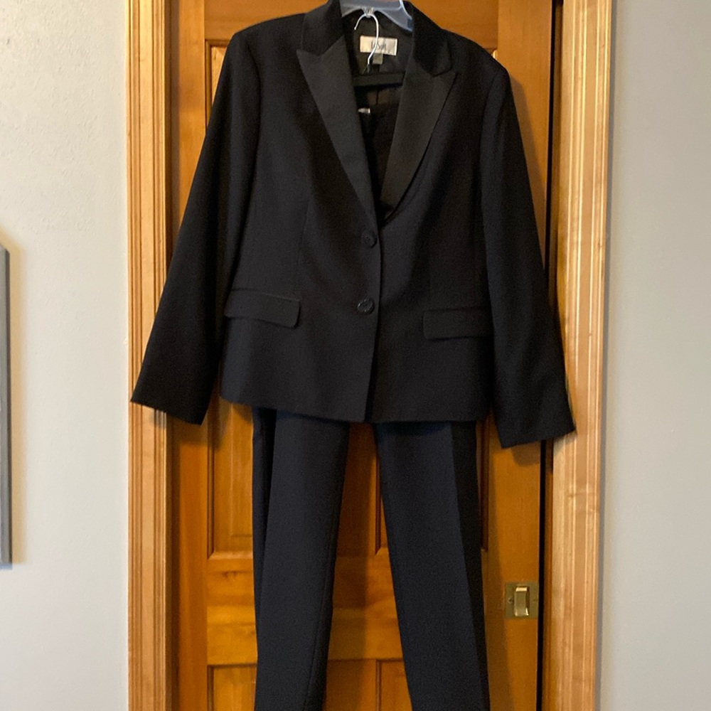 Black womens suit LeSuit brand size 18